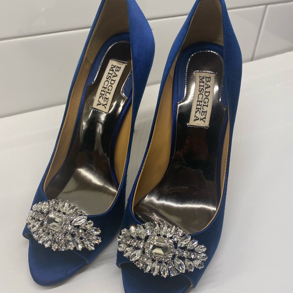 Badgley Mischka  size 7 women’s blue satin open toe pump.